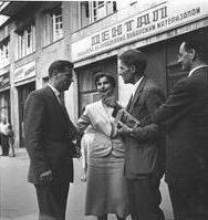 A. den Doolaard in Belgrado - foto: Cas Oorthuys - beeldbank Nederlands Fotomuseum A. den Doolaard met andere personen op straat in Belgrado