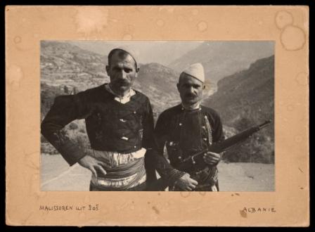 Malissoren uit Sos, Albanië Foto van twee gewapende mannen
