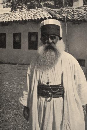 De sjeik van het klooster der Bektashiderwischen bij Tirana Oude man met grijze baard, in wit gekleed
