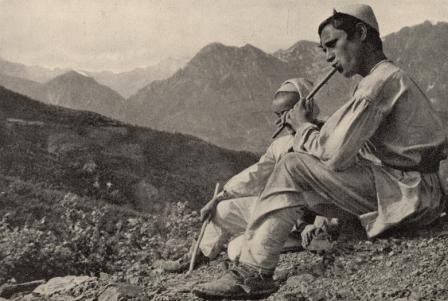 Pastorale in de woeste Noord-Albaneesche Alpen Twee mannen in de bergen spelen op een fluit