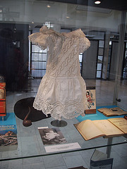 Doopjurk van A. den Doolaard op tentoonstelling in Apeldoorn Doopjurk in vitrine