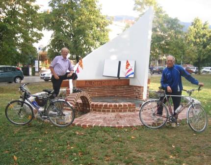 Twee fietsers voor het monument voor A. den Doolaard in Ohrid