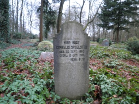 Graf van ds. Spoelstra in Ermelo Grafsteen