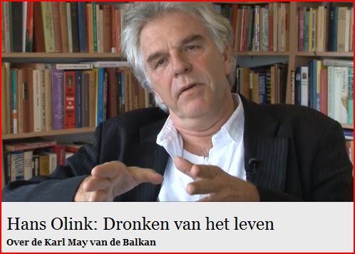 Hans Olink voor zijn boekenkast