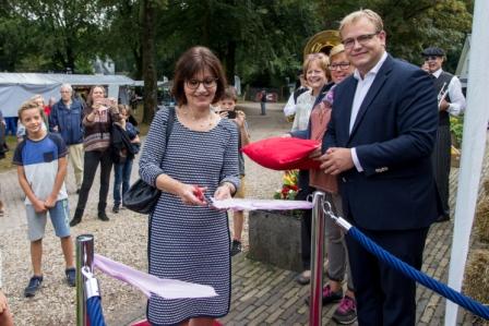 Opening A. den Doolaard tentoonstelling HoenderlooFair 2016 Opening tentoonstelling - doorknippen lint