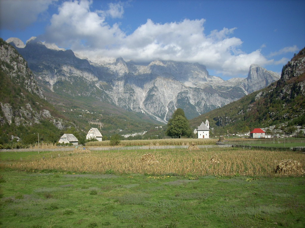 Theth met kerk uit De Herberg met het Hoefijzer. Foto: © Abele Kamminga Theth met kerk uit De Herberg met het Hoefijzer.