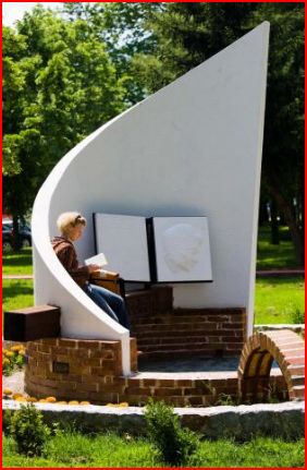 lezende vrouw bij monument A. den Doolaard