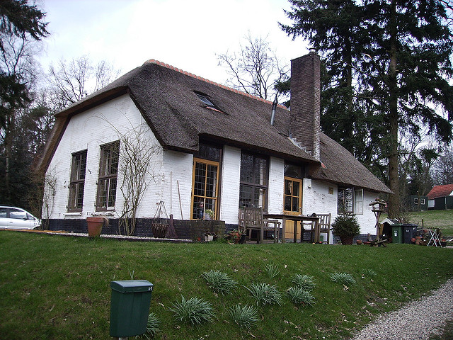 Voormalig woonhuis van A. den Doolaard in Hoenderloo Wit huis met rieten dak