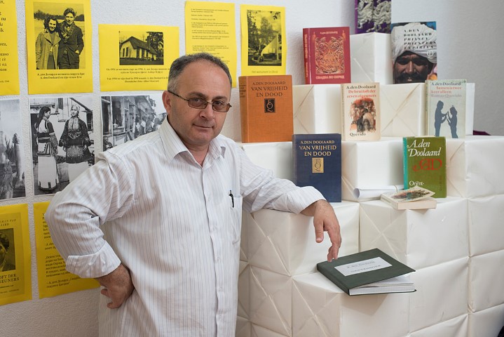 Misjo Yoezmeski, foto Herman Zonderland Misjo Yoezmeski in zijn A. den Doolaardmuseum in Ohrid