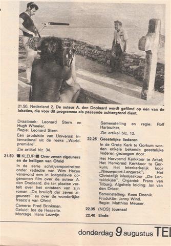 programma aankondiging Foto van A. den Doolaard tijdens filmopnamen aan het meer van Ohrid