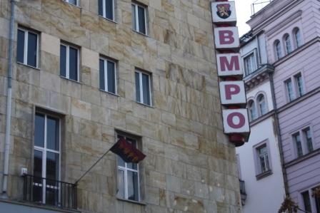 Kantoorpand met vlag en uithangbord BMPO