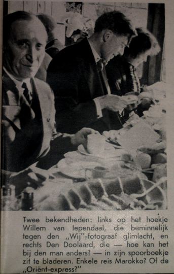 Aan taf met schrijversel Foto met Willem van Iependaal en A. den Doolaard aan de maaltijd