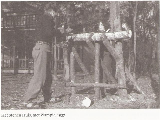 Aan de zaagbok, 1937 Foto van een zagende A. den Doolaard met Erie