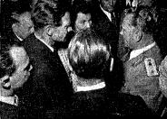 A. den Doolaard en Erie in gesprek met Tito