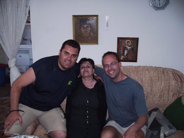 Bij Matias en Konstantine thuis André (rechts) met Matias en Konstantine