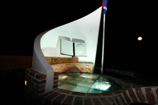 Monument voor A. den Doolaard in Ohrid Monument voor A. den Doolaard bij nacht