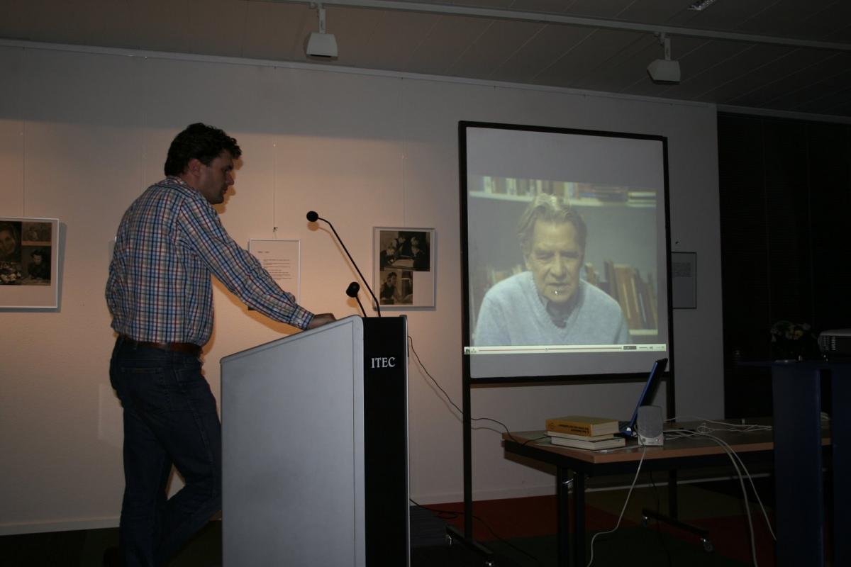 Beeld van de lezing - © Frans Wamsteeker, 2008 Albert aan het woord met daarachter op de beamer: A. den Doolaard bij Boudewijn Büch