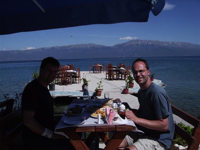 Lunch in Albanië Lunch bij restaurantje aan het meer