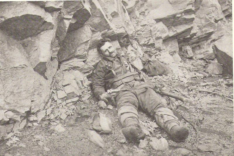 Neergeschoten comitadji - foto: A. den Doolaard. Afbeelding uit Van vrijheid en dood Neergeschoten comitadji