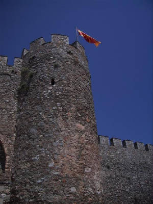 De burcht van koning Samuel in Ohrid De burcht van koning Samuel met Macedonische vlag