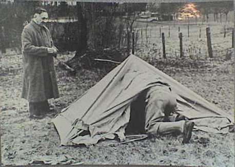 Inspectie van het verjaardagsgeschenk - foto tentoongesteld in Rijswijk A. den Doolaard kruipt in tent