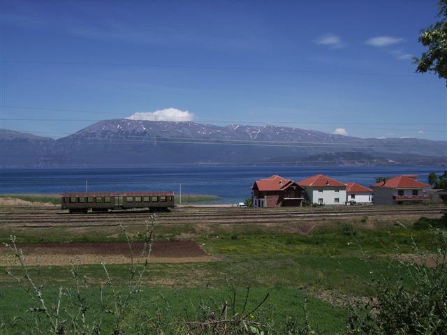 Onderweg in Albanië Trein aan het meer van Ohrid