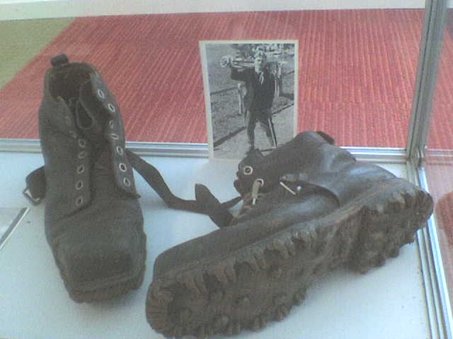 De wandelschoenen van A. den Doolaard. Foto © Albert Koevoet, 2008 De wandelschoenen van A. den Doolaard